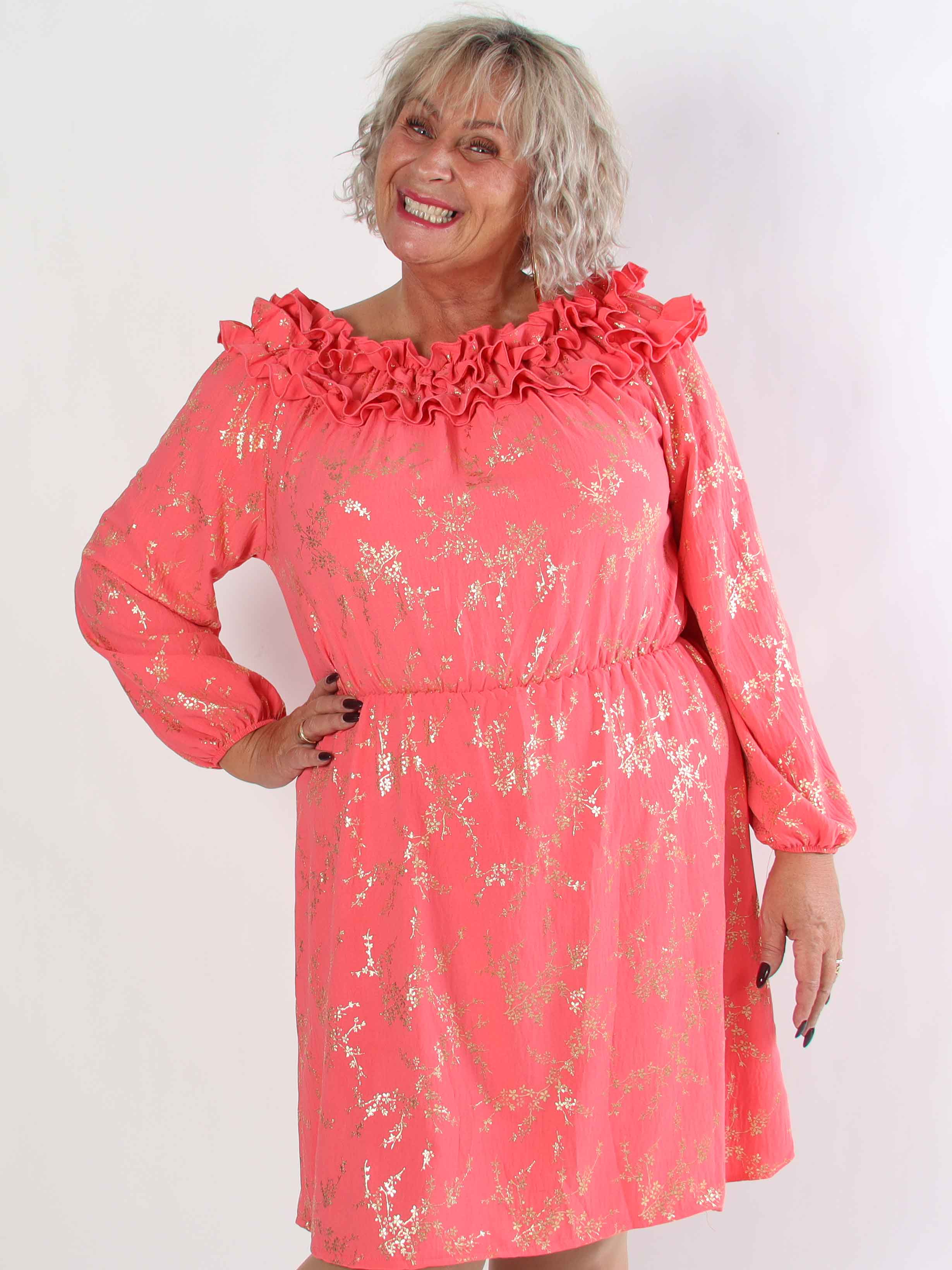 Chili Gold Fitted Dress - Plus size kjole i guld print med flæsekant og elastik i taljen